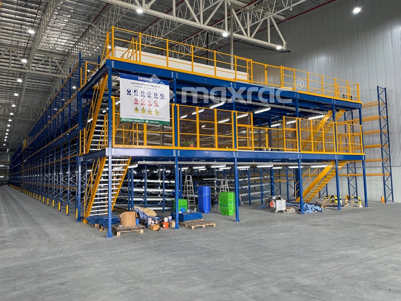 Mezzanine Steel Platform Delivery in Thailand Retailer Logistics Center